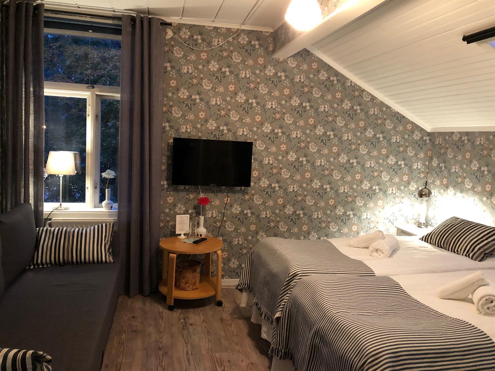 Rum 4, med två st 90 cm sängar & bäddsoffa (3-4 bäddsrum) med stor toalett & dusch på rummet.