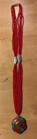 2) Röda plastpärlor och röd/turkosfärgad medaljong. Total längd 43-46 cm