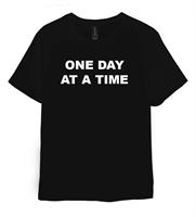 Svart T-shirt One Day At A Time; Medium