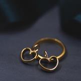 Två hängsmycken formade som hjärtan, tillverkat av en ring