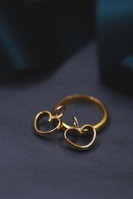 Två hängsmycken formade som hjärtan, tillverkat av en ring