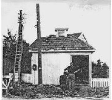 Gammel kiosk (trafo) på Apenes 1962. Apenes fikk kiosk 1919 Kilde: Nettstasjonsarkivet, Horten elektrisitetsverk