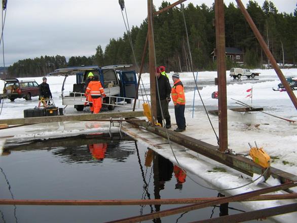 Snart ska dykaren hoppa i och koppla vajrarna i traktorn