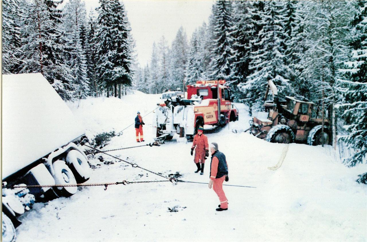 Bärgning av lastbil med hjälp av bärgare och timberjack på 80-talet