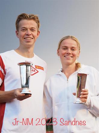 Jr. NM 2023: Andrea Rooth (21) og Simen Guttormsen (22) vant hver sin sølvpokal, bestemannspremie fra FRIIDRETTENS VENNER.