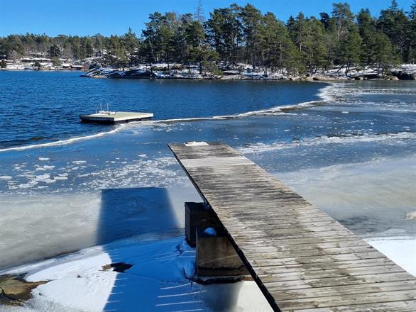 Badbryggan vårvinter 2023 av Urban Mesch