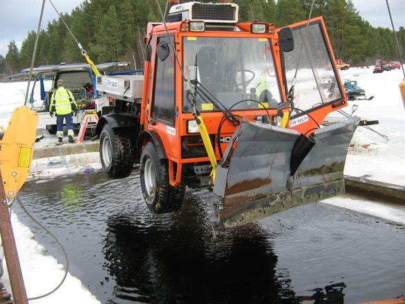 Första traktorn uppe ur djupet