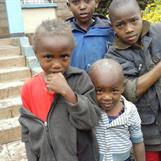 Barn från gränderna i Kibera en lördag förmiddag