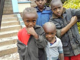 Barn från gränderna i Kibera en lördag förmiddag