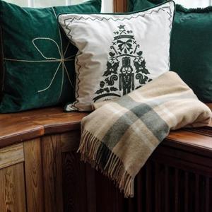 Lexington Nutcracker pillow cover, Snow white/Green
