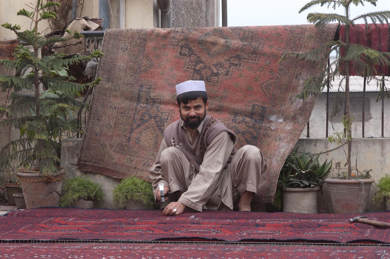 Reparatør av afghanske tepper i Peshawar