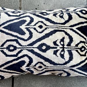 58913 Ikat fløyelspute 60 x 40