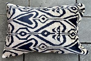 58913 Ikat fløyelspute 60 x 40