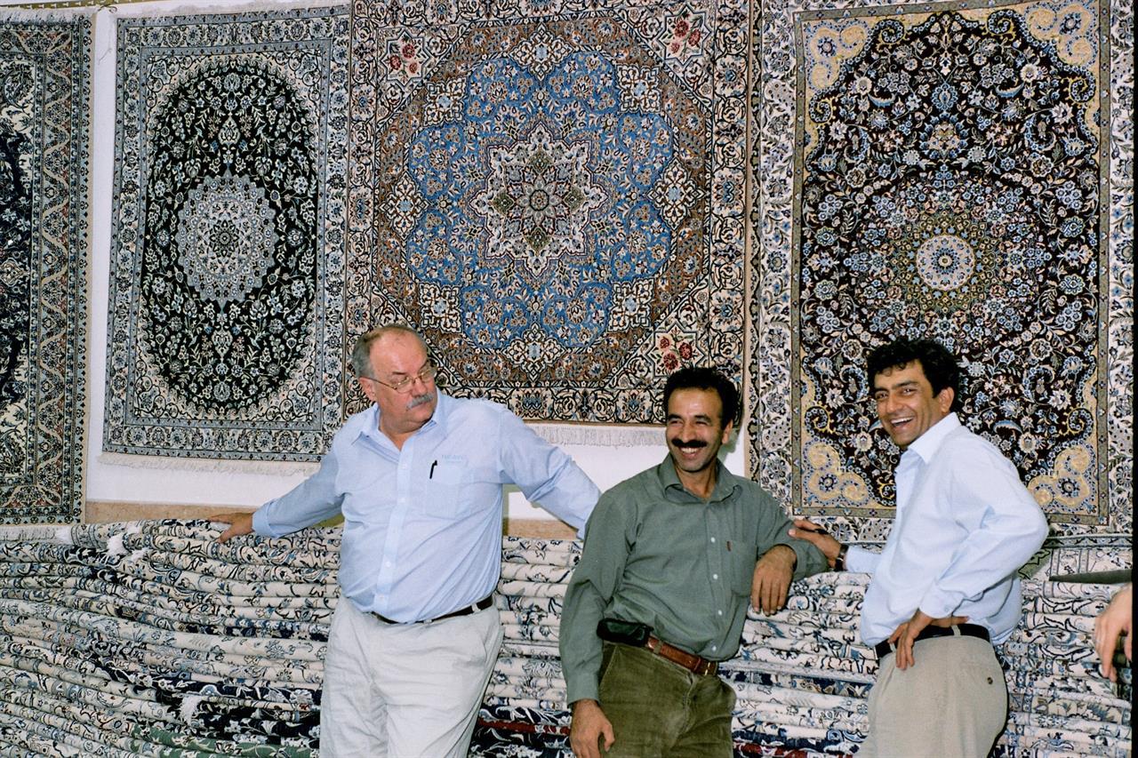 Latter i blant Nain-tepper i basaren i Teheran