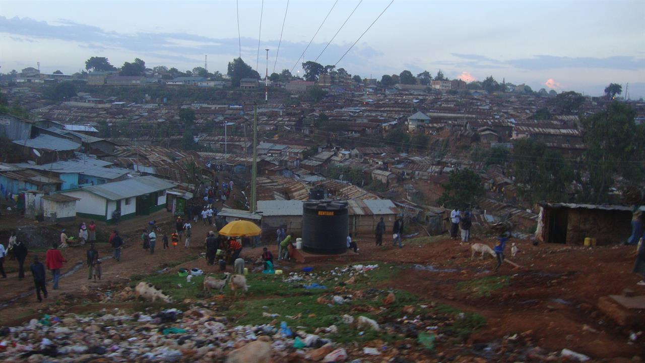 Kibera i skymning / Kibera at Nightfall