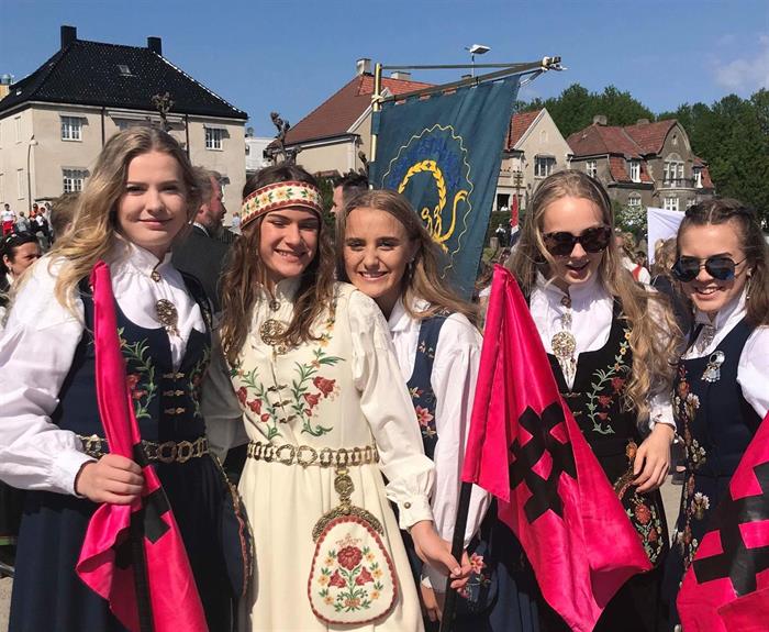 FOLKETOG PÅ 17.MAI 