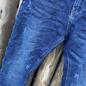 Piro Jeans, Tummansininen kulutuksilla