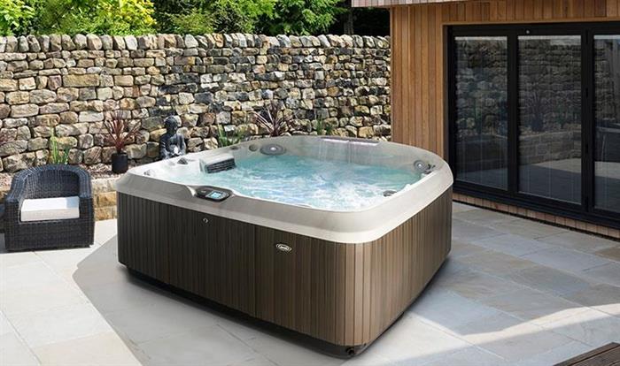 Jacuzzi J 470 - Design, komfort og massasje - et av de flotteste spabadet i markedet