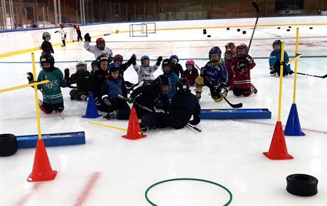 Skøyte- og hockeyskolen er gøy på isen!