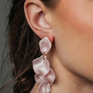 Bow19 Details Leaf Earrings Pearl Light Pink