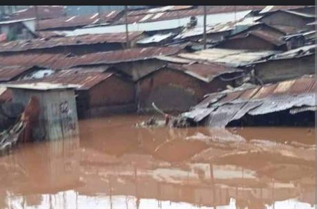Regnet orsakar kaos / Heavy rain in Kibera