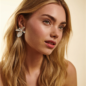 Bow19 Details Flower Pearl White Earrings