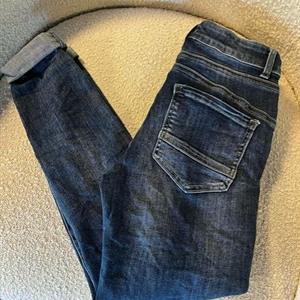 Piro Jeans, Col Jeans Tummansininen
