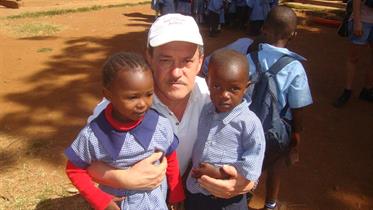 Ulf with two Kibera children
