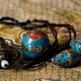 Bønneperler av turkis og amulett