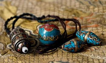 Bønneperler av turkis og amulett