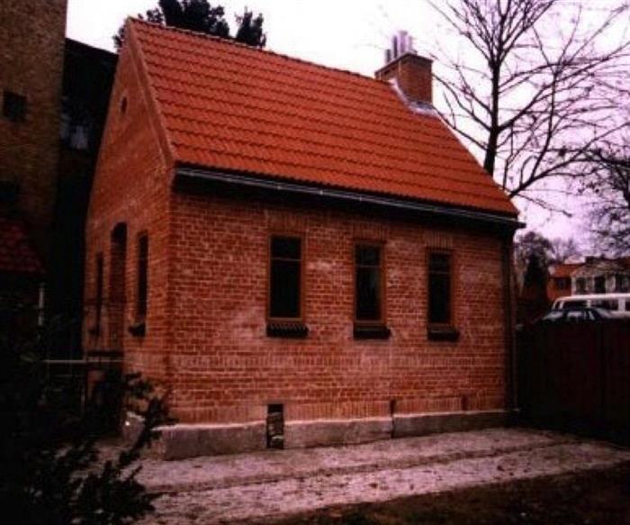 Hus på Kulturen i Lund med klovhuggna granitblock som grund