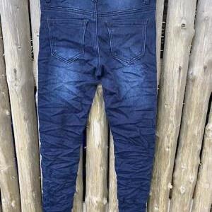 Piro Jeans, Tummansininen