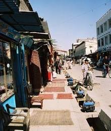 Tepper i Chicken street i Kabul i strømgeneratenes tid