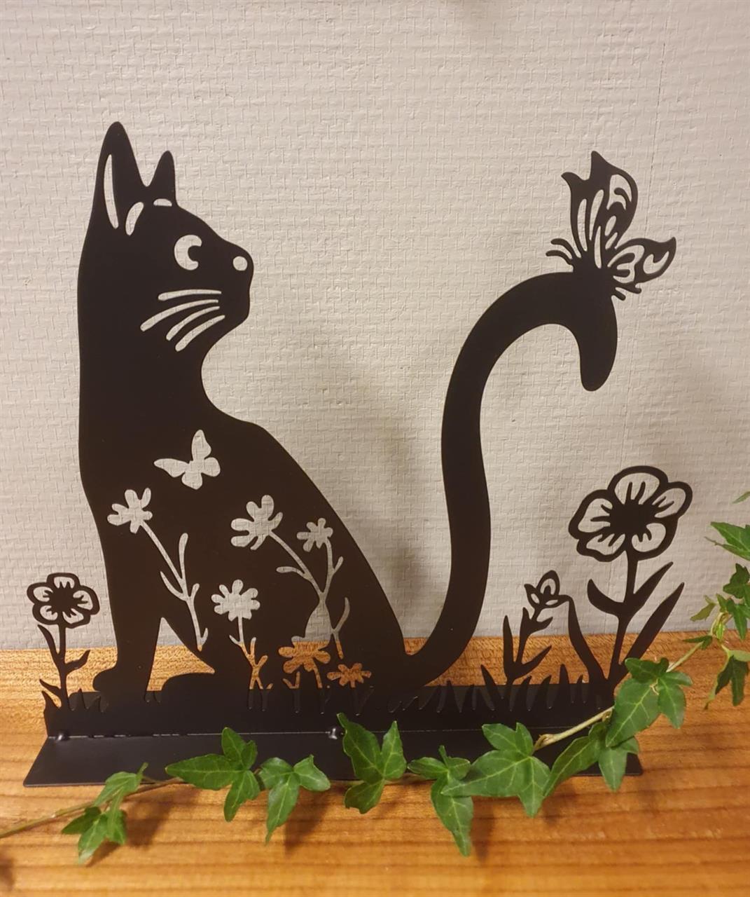 Smidesfigur sittande katt