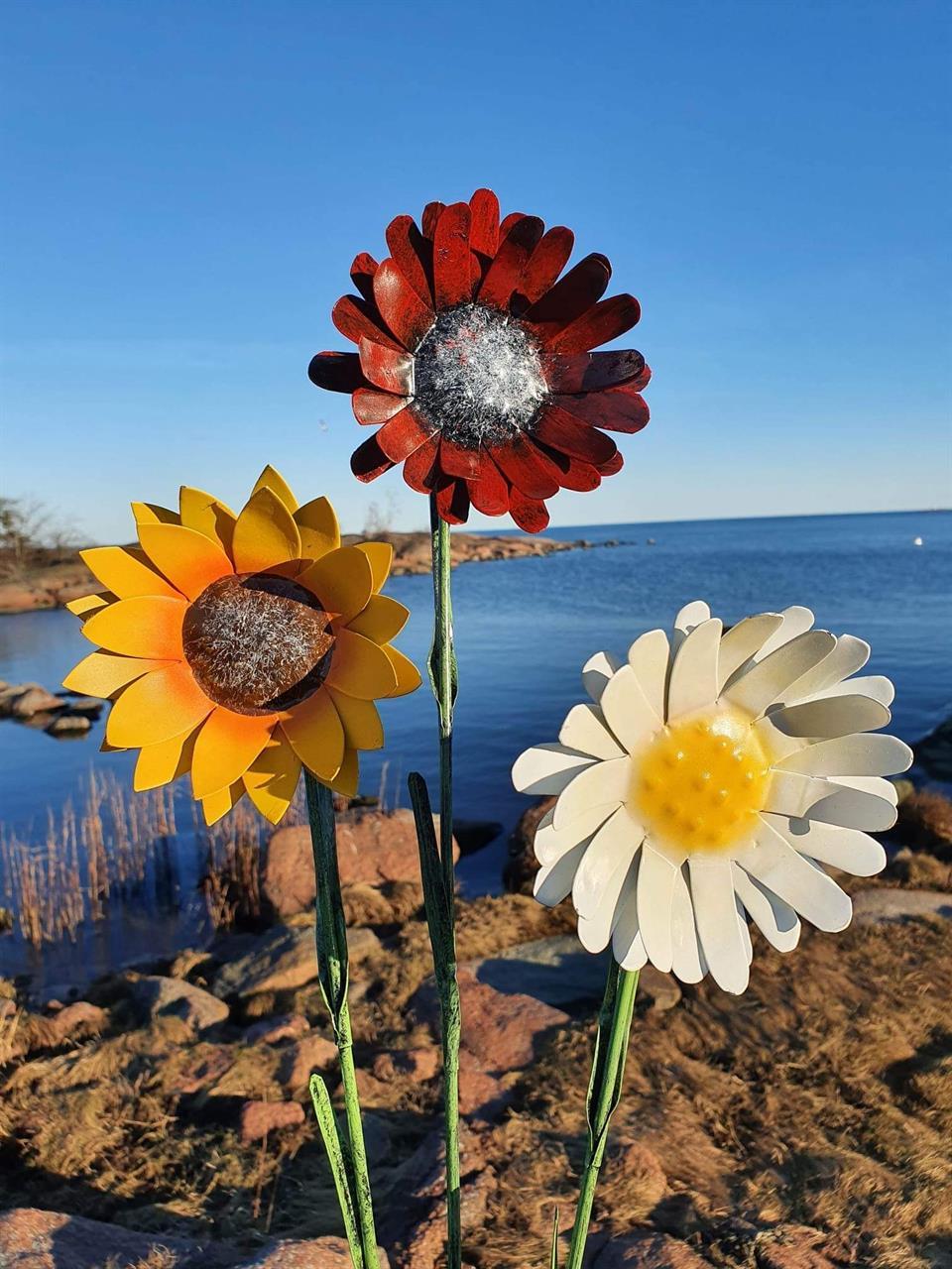 Blomma stick i hamrad plåt