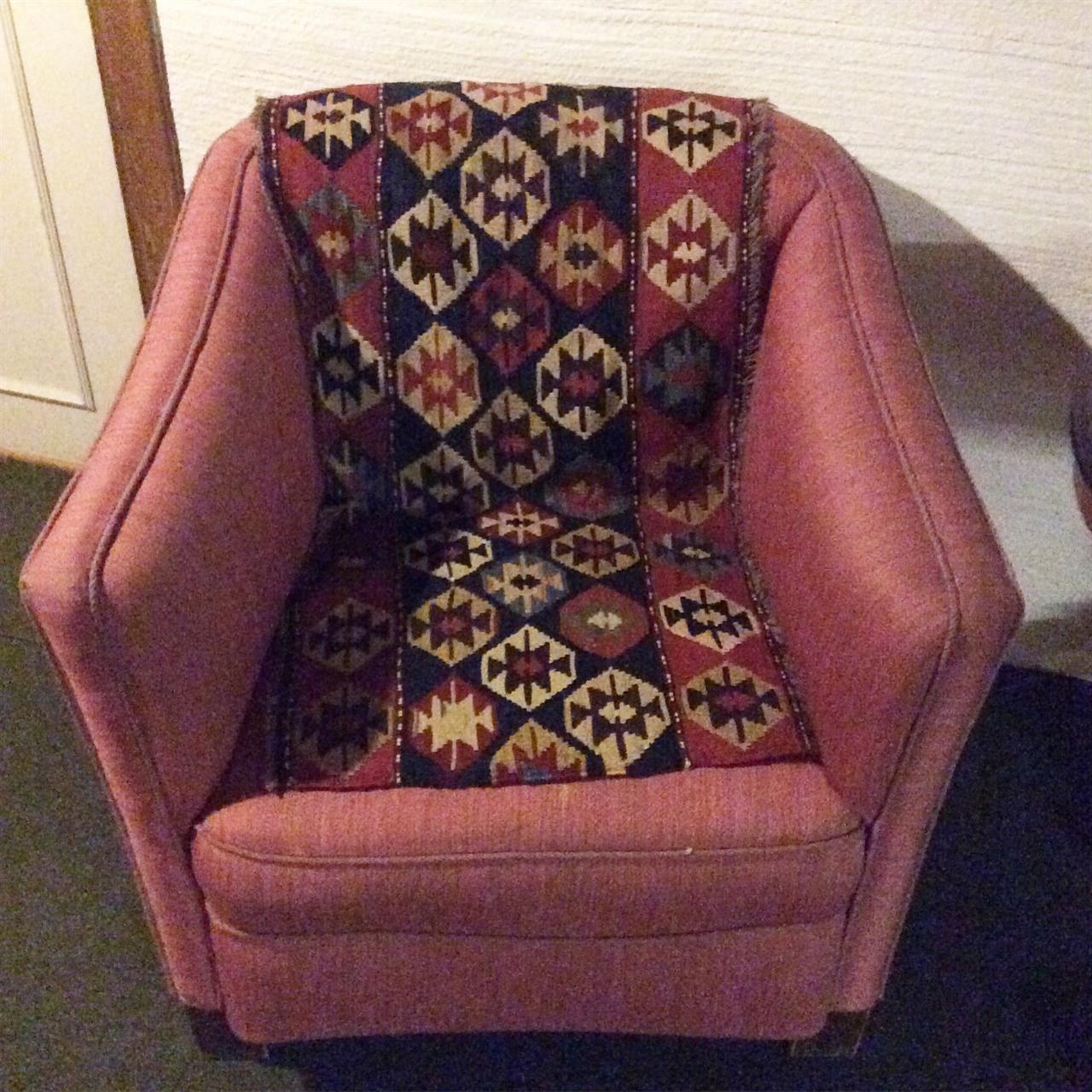 En mafrash pynter opp en sliten stol