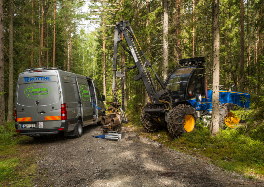 Service av skogsmaskin i skogen