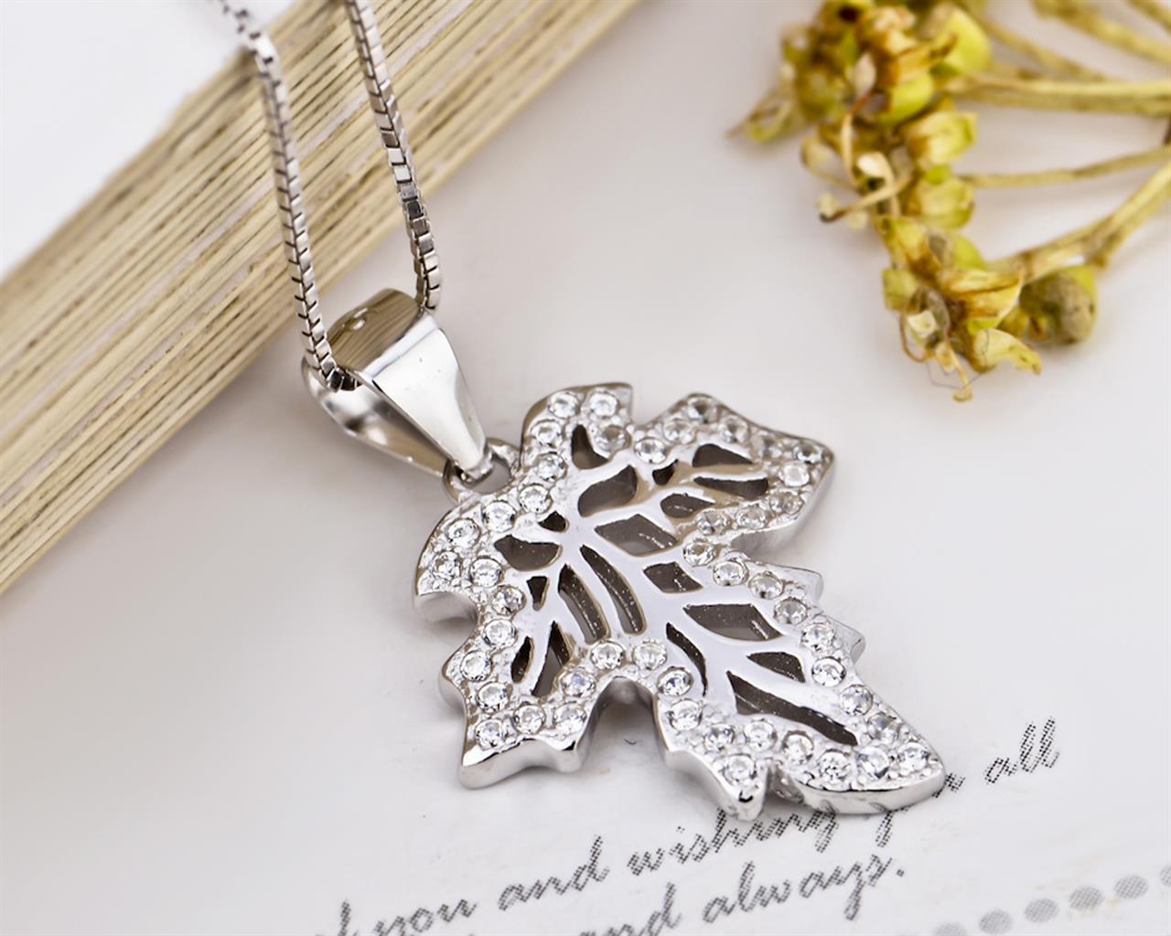 vacker Träd blad halsband i 925 silver med zircon