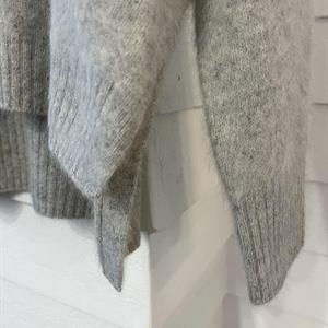 Estheme Raccoon Buttoned V-Neck Cardigan, Brume