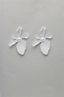 Bow19 Details Flower Pearl White Earrings