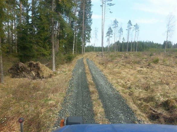 Spårgrusning av skogsbil väg är våran specialite, här åt skogsbolag