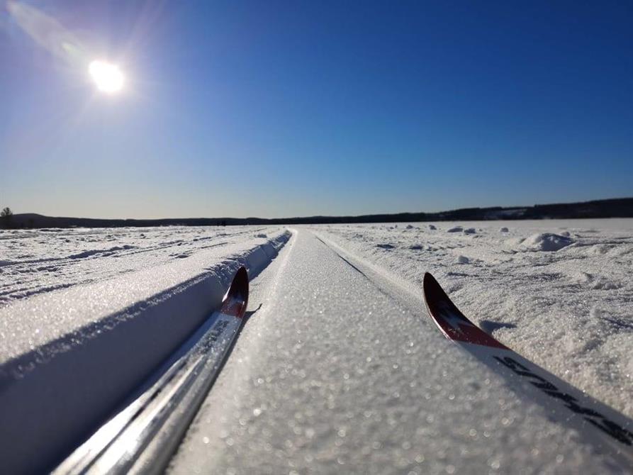 Skidor på Väsman, foto Mika Hilli, våren 2021