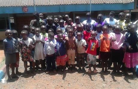 Barn från Kibera utanför Community samlingssal / Kibera Children outside Community Hall