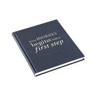Bok med preg "Every journey begins with a first step"