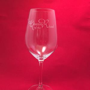 Kristallglas för rödvin med gravyr