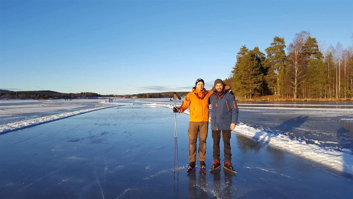 Två som njöt av härlig is, foto Bengt Åkman, 2021