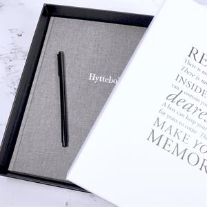 Hyttebok i Iris Blå med hvit skrift