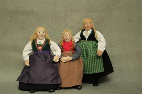 Dokker i folkedrakter etter Tidemand 