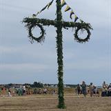 Midsommarstång i sommarvind