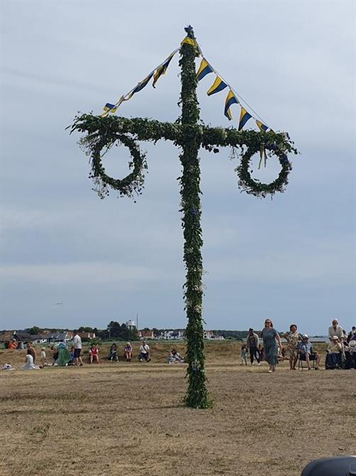 Midsommarstång i sommarvind